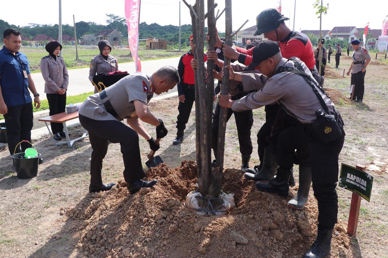 Kapolda Kaltim Pimpin Kegiatan Penanaman Pohon Dalam Rangka Menuju