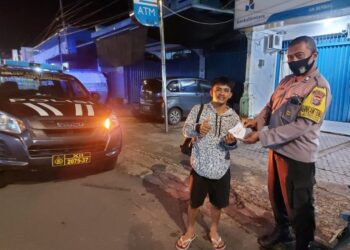 Patroli Prokes, Polsek Bontang Selatan Bagikan Masker Kepada Warga