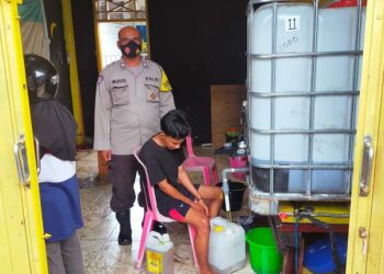 Bahbinkamtibmas Kel. Tanjung Laut Indah Terus Melakukan Monitoring Dan Pemantauan Ketersediaan Minyak Goreng Di Toko
