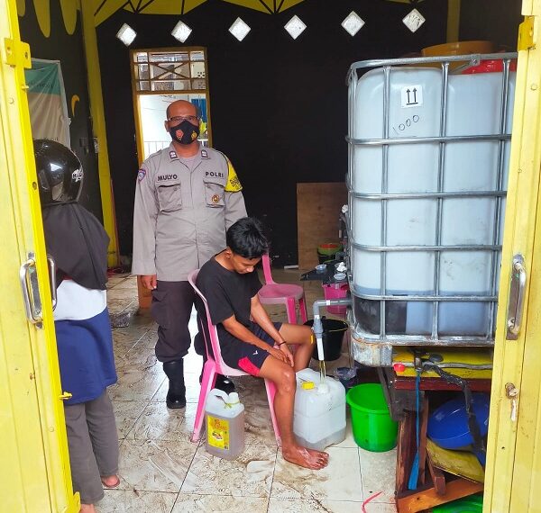 Bahbinkamtibmas Kel. Tanjung Laut Indah Terus Melakukan Monitoring Dan Pemantauan Ketersediaan Minyak Goreng Di Toko