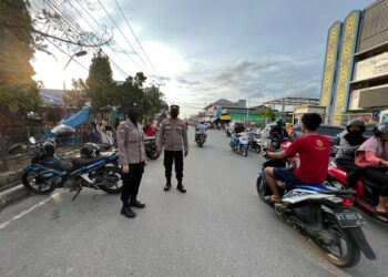 Cegah Penyebaran Covid-19, Personil Sat Binmas Polres Bontang Laksanakan Monitoring Dan Sosialisasi himbauan Prokes Di Pasar Ramadhan