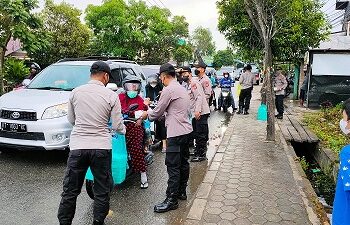 Sat Binmas Polres Bontang Bagikan Ratusan Takjil  Geratis Kepada  Pengendara Kendaraan