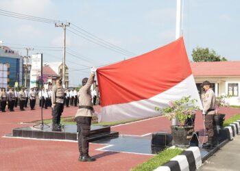 Kapolres Bontang Pimpin Upacara  Bendera Di Lapangan Apel Polres Bontang