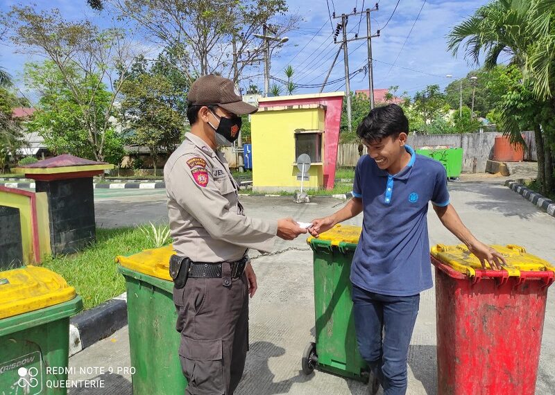 Laksanakan Patroli Prokes Dan Pembagian Masker, Personil Polsek Bontang Barat Himbau Warga Patuhi Prokes