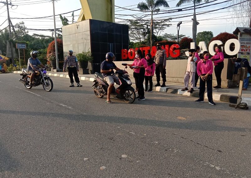 Personil Polsek Bontang Barat Dan Bhayangkari Bagikan Takjil Di Tugu Selamat Datang Bontang