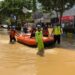 Personil Polres Bontang Bersama BPBD Kota Bontang Dan Instansi Terkait Bantu Evakuasi Warga Yang Terdampak Banjir