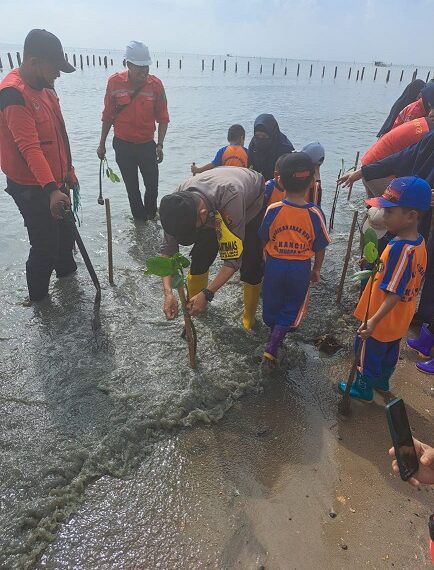 Bhabinkamtibmas Desa Tanjung Limau Hadiri Kegiatan Penanaman Pohon Mangroove