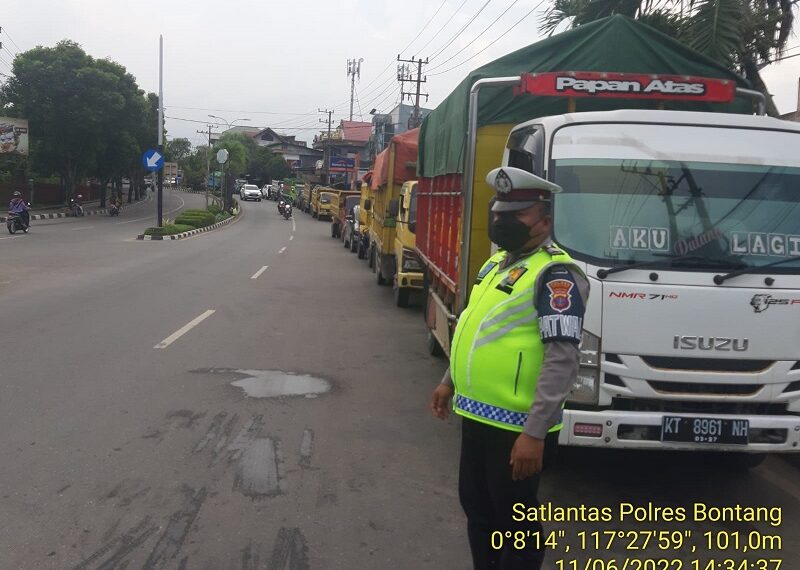 Antisipasi Kemacetan Saat Antri Pengisian BBM Sat Lantas Laksanakan Patroli Dan Pengaturan Arus Lalin.