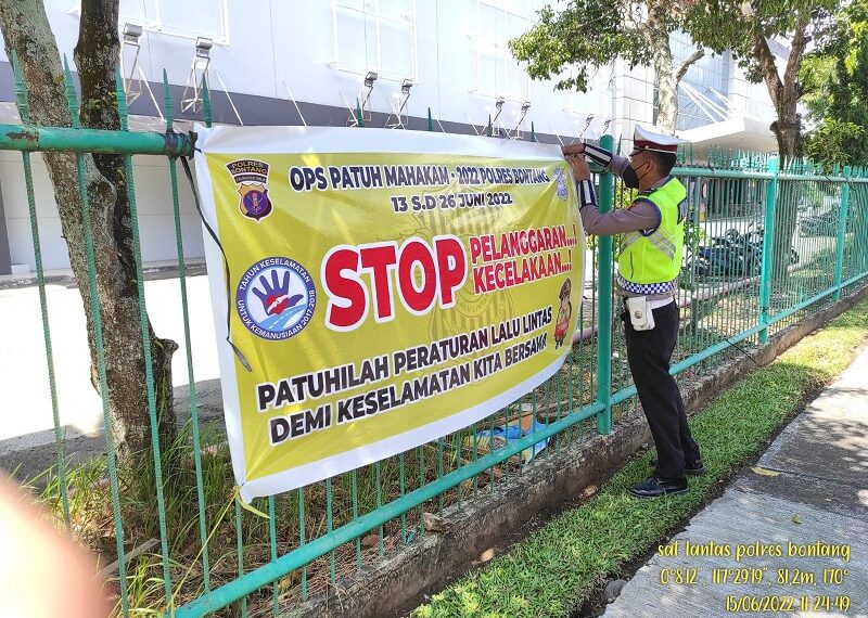 Sosialisasikan Ops Patuh Mahakam 2022 Sat Lantas Polres Bontang Pasang Sejumblah Spanduk