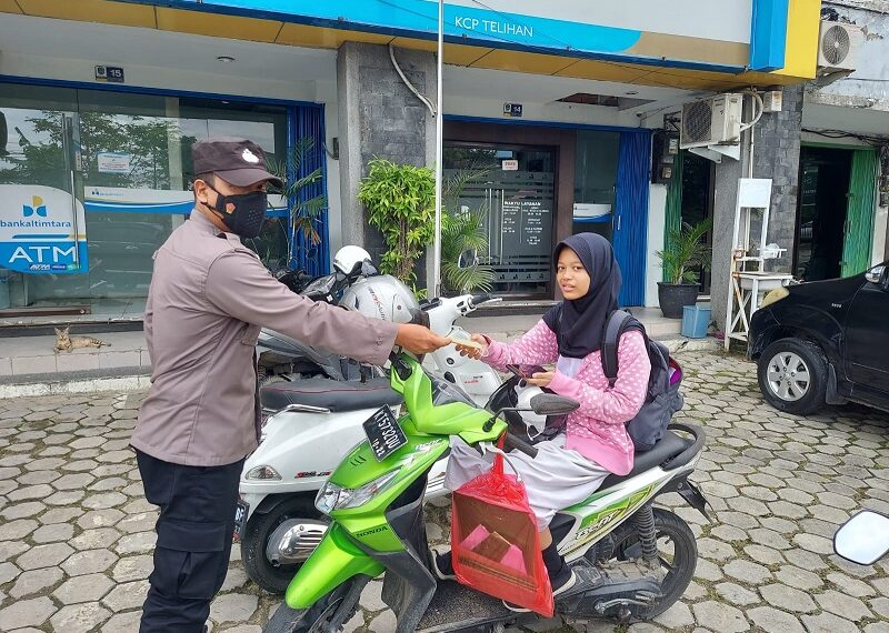 Melalui Patroli Yustisi , Polsek Bontang Barat Terus Bagikan Masker Ke Warga