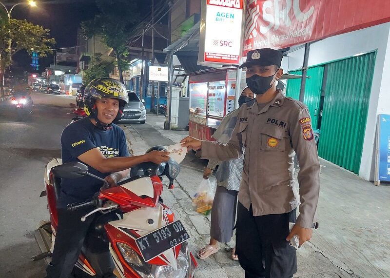 Cegah Lonjakan Covid-19, Polsek Bontang Selatan Laksanakan Patroli Yustisi Pendisiplinan Prokes Dan Pembagian Masker