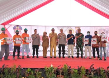 250 Paket Sembako Di Berikan Kapolda Kaltim Ke Warga Bontang Terdampak Kenaikan BBM Saat Kunker Polres Bontang.