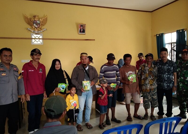 Bhabinkamtibmas Polsek Marang Kayu Bersama 3 Pilar Dampingi Penyerahan Bantuan Tanaman Untuk Petani