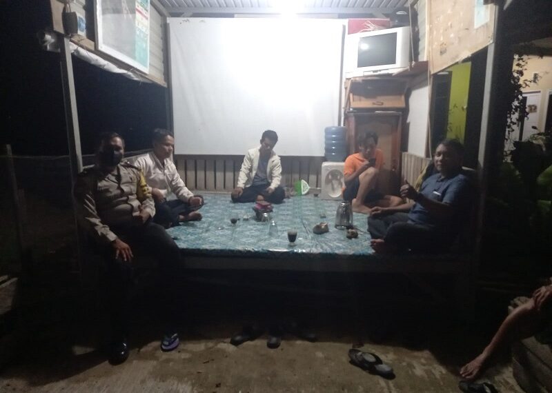 Sambang Kunjung Pos Kamling Bhabinkamtibmas Kel. Bontang Kuala sampaikan Himbauan Kamtibmas Dan Prokes