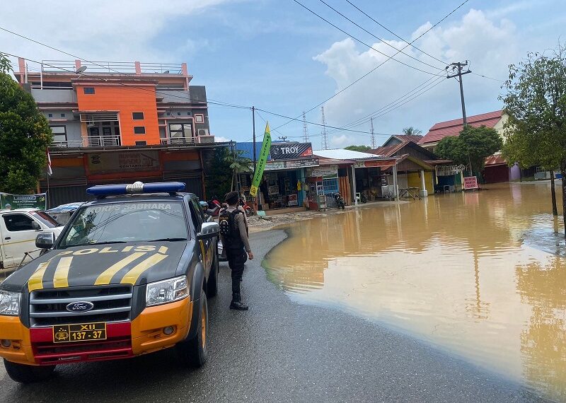 Polres Bontang Laksanakan Patroli Ke Lokasi Yang Terdampak Banjir Guna Mencegah Gangguan Kamtibmas