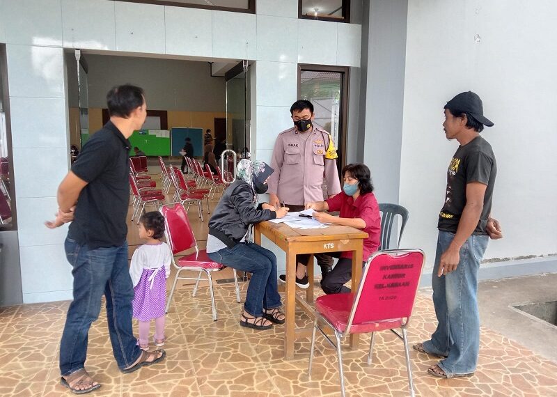 Bhabinkamtibmas Kel. Kanaan Laksanakan Monitoring Kegiatan Vaksinasi Covid-19 Di Kantor BPU Kel. Kanaan