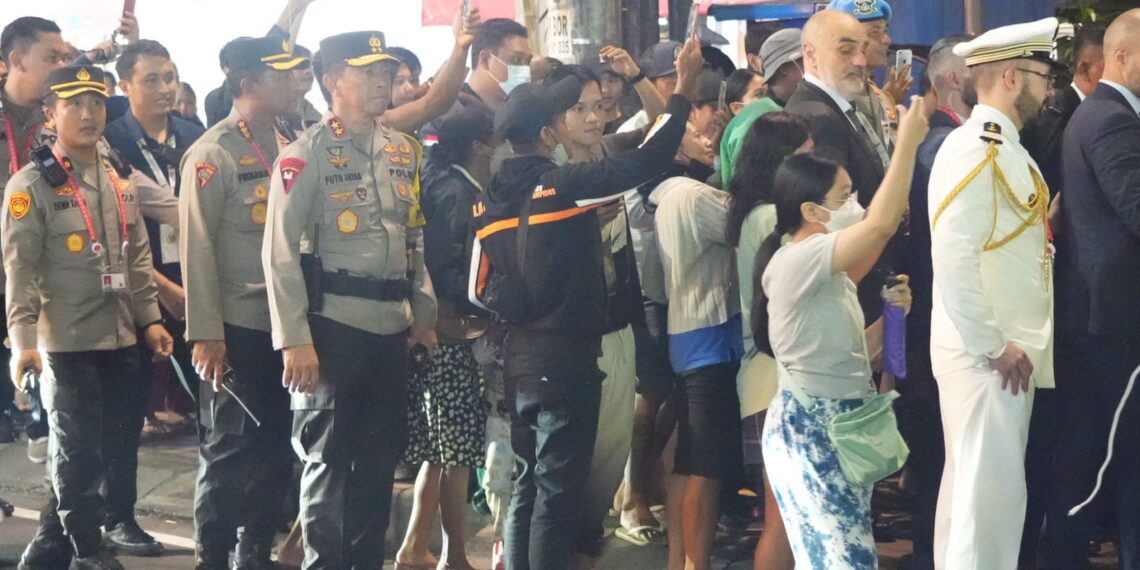 Kapolda Bali Terjun Langsung Kawal Pengamanan Presiden Prancis yang Jalan Kaki 2 Kilometer
