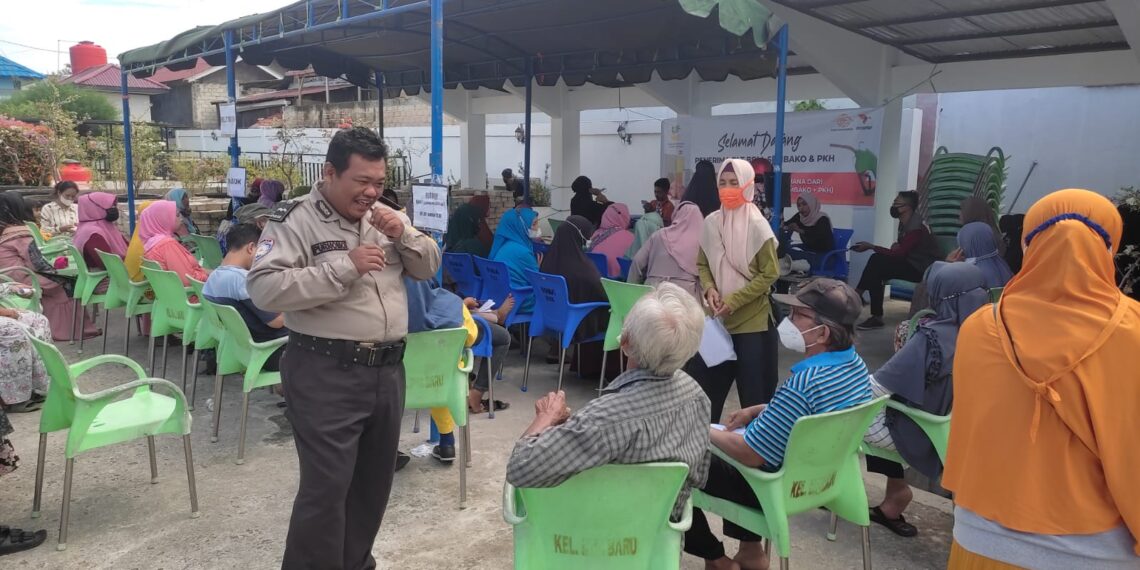 Ciptakan Situasi Yang Aman, Bhabinkamtibmas Kel. Bontang Baru Polres Bontang Lakukan Pengamanan Kegiatan Penyerahan BLT