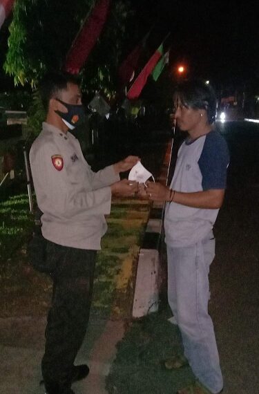 Cegah Gangguan Kamtibmas Dan Penyebaran Covid-19, Personil Polsek Bontang Utara Laksanakan Patroli Yustisi Dan Pembagian Masker