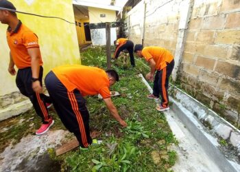Ciptakan Lingkungan Yang Bersih, Dan Sehat Personil Polsek Bontang Selatan Laksanakan Jumat Bersih
