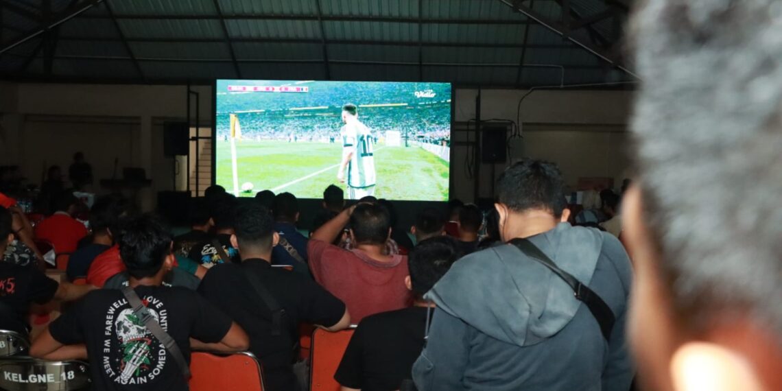 Gelar Nobar Final Piala Dunia , Polres Bontang Bagi Bagi Kupon Doorprize Dengan Hadiah 2 Unit Sepeda Motor