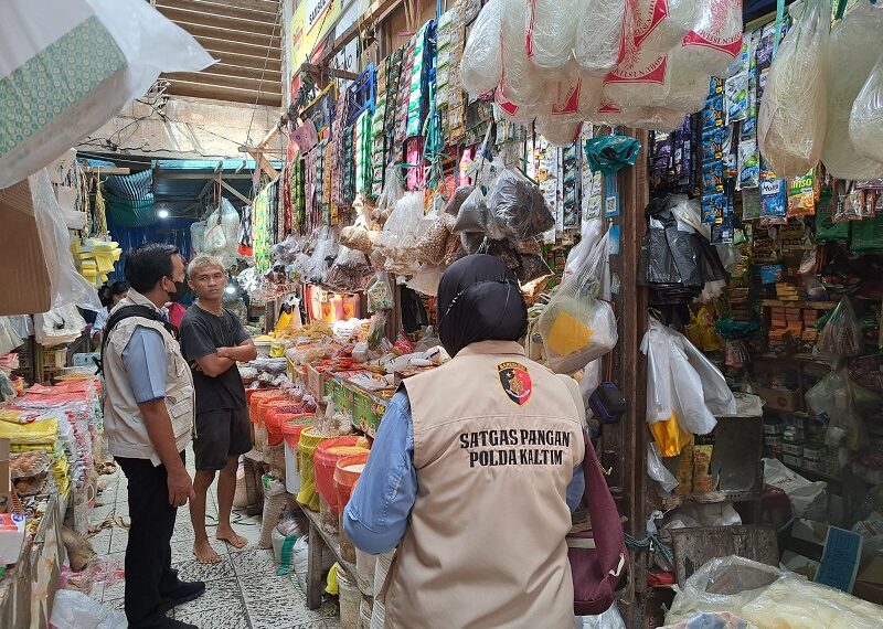 Ditreskrimsus Polda Kaltim Pantau Sembako Di Pasar