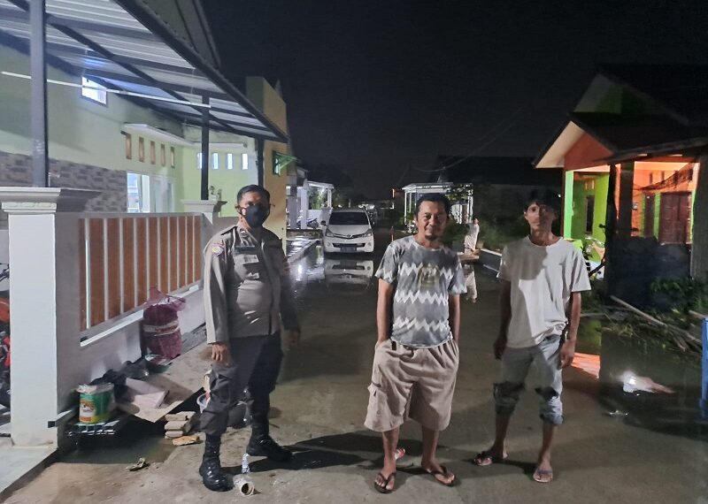 Bhabinkamtibmas Polsek Bontang Utara Monitoring Warga Saat Banjir Rob