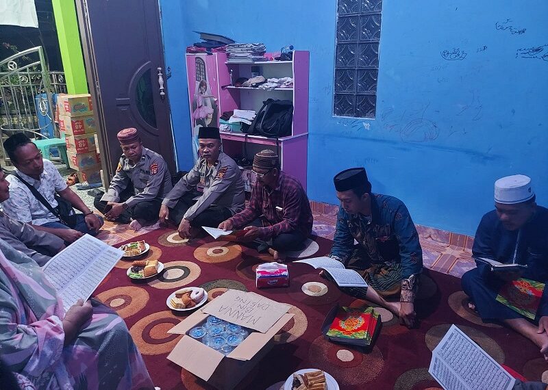 Sebagai Bentuk Kepedulian Dan Rasa Duka Cita, Polsek Bontang Selatan Menghadiri Yasinan Dan Kirim Doa Untuk Warga Yang Meninggal