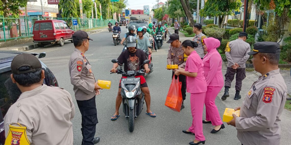 Jelang Buka Puasa Kapolsek Bontang Utara Bagi Takjil Kepada Pengendara Yang Melintas di Depan Mako Polsek