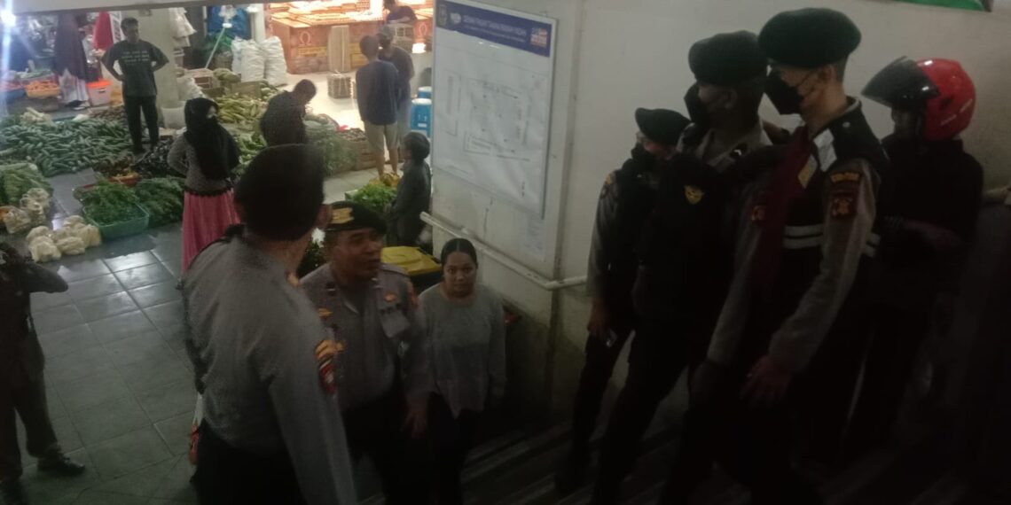 Patroli Dialogis KBO Sat Samapta Polres Bontang Ingatkan Pedagang Akan Peredaran Uang Palsu