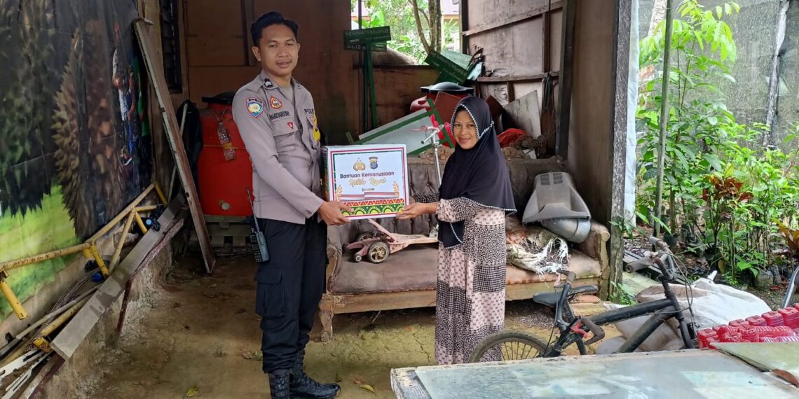 Polri Peduli Sesama Sejumlah Warga Guntung Mendapatkan Bantuan Sembako dari Polres Bontang