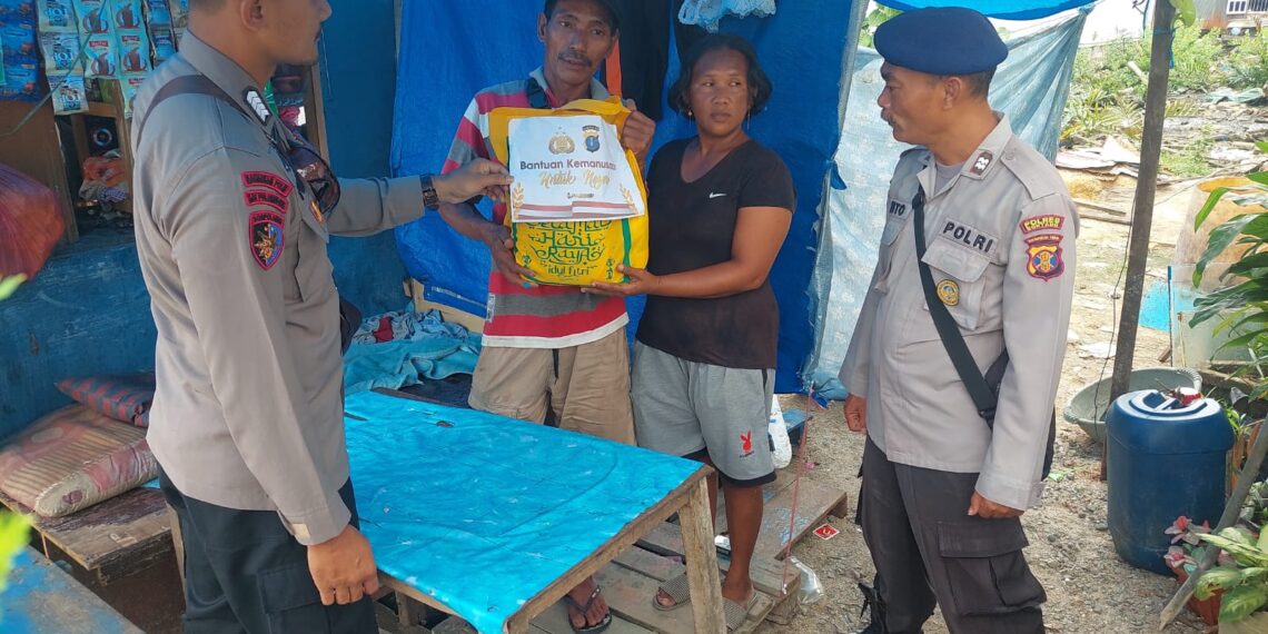 Personil Sat Polairud Polres Bontang Salurkan Bantuan Kemanusiaan Untuk Negeri ke Sejumlah Warga Tanjung Laut Indah