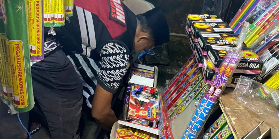 Bhabinkamtibmas Loktuan dan FKPM menyita Beberapa Jenis Petasan dari Penjual Kembang Api