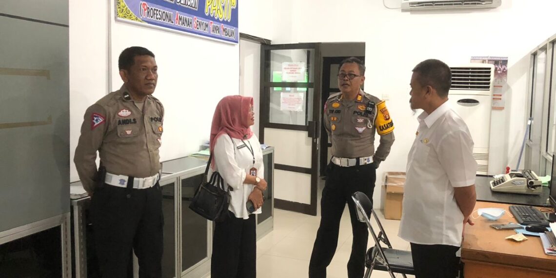 Pastikan Wajib Pajak Terlayani Kasat Lantas Polres Bontang Cek Kehadiran Petugas Samsat