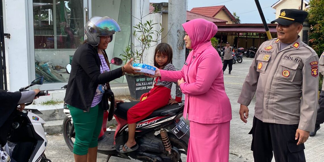Jelang Buka Puasa Kapolsek Bontang Selatan Bagi Takjil Kepada Pengendara Yang Melintas di Depan Mako Polsek