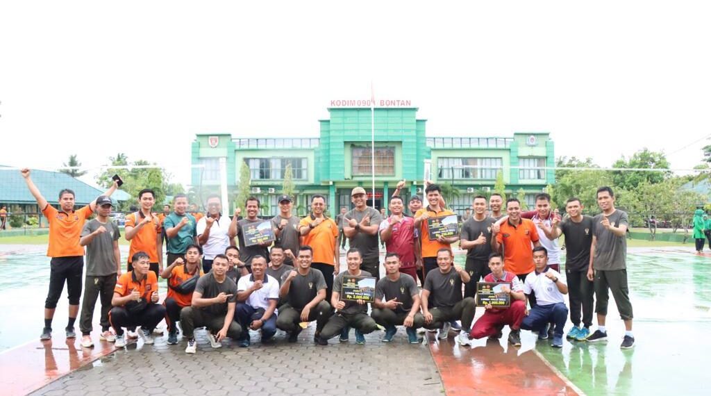 Bangun Sinergitas TNI-Polri laksanakan Olah Raga Bersama di Lapangan Kodim 0908 Bontang