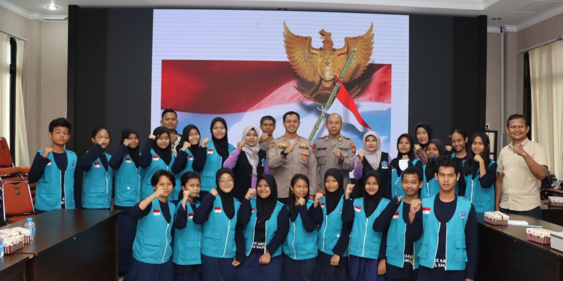 Tanamkan Cinta Bangsa Sejak Dini Polres Bontang Laksanakan Kegiatan Sosialisasi Bela Negara Kepada Pelajar SMPN 4 Bontang