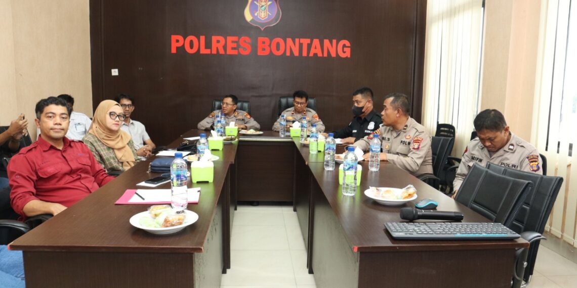 Kapolres Bontang beserta Insan Pers Mengikuti Zoom Meeting Tentang Kemerdekaan Pers & Perlindungan Jurnalis