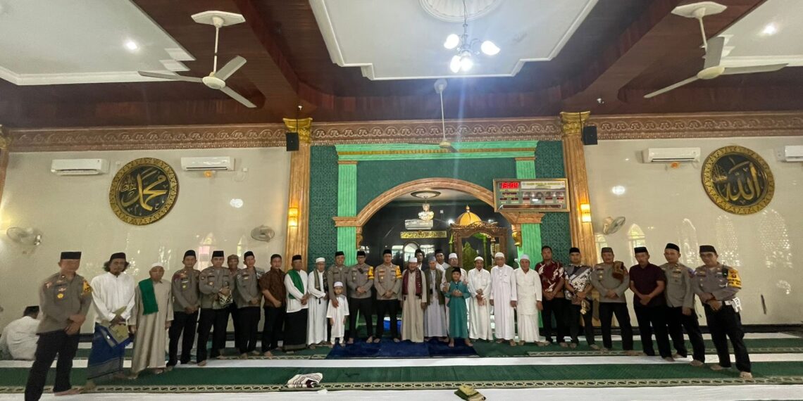 Mempererat Silaturahmi Dengan Tokoh Agama Kapolres Bontang Laksanakan Safari Sholat Jumat di Masjd Al Istiqomah