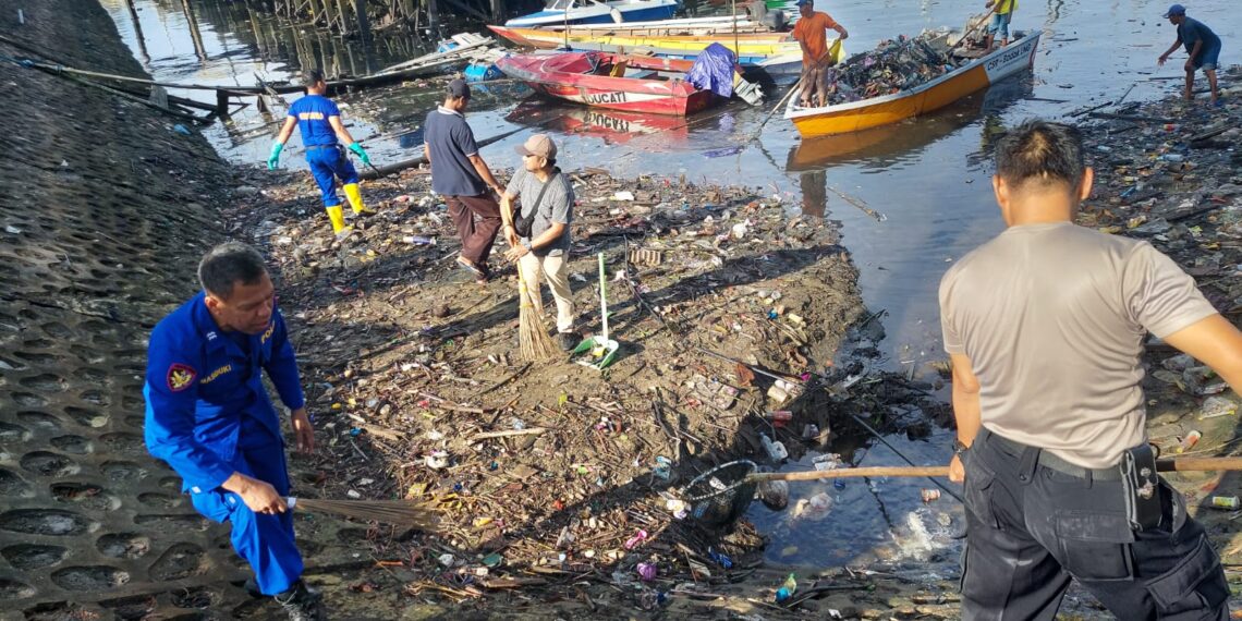 Peduli Lingkungan Jajaran Polres Bontang Bersih Bersih Secara Serentak di Beberapa Lokasi
