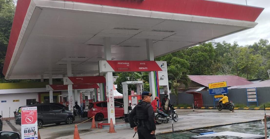 Patroli Rutin, Brimob Polda Kaltim Sambangi SPBU di Kota Balikpapan