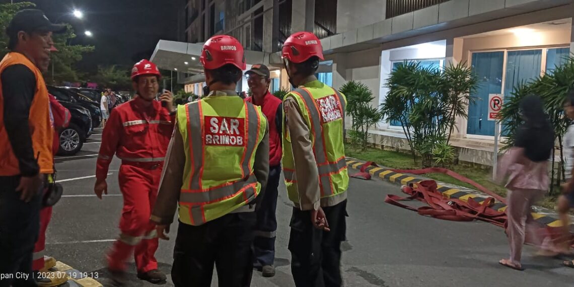 Respon Cepat Tim SAR Brimob Kaltim Datangi Lokasi Kebakaran di Balikpapan