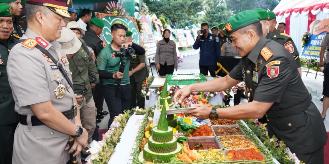 HUT Kodam VI/MLW ke-65 Tahun, Kapolda Kaltim Beri Kejutan ke Pangdam