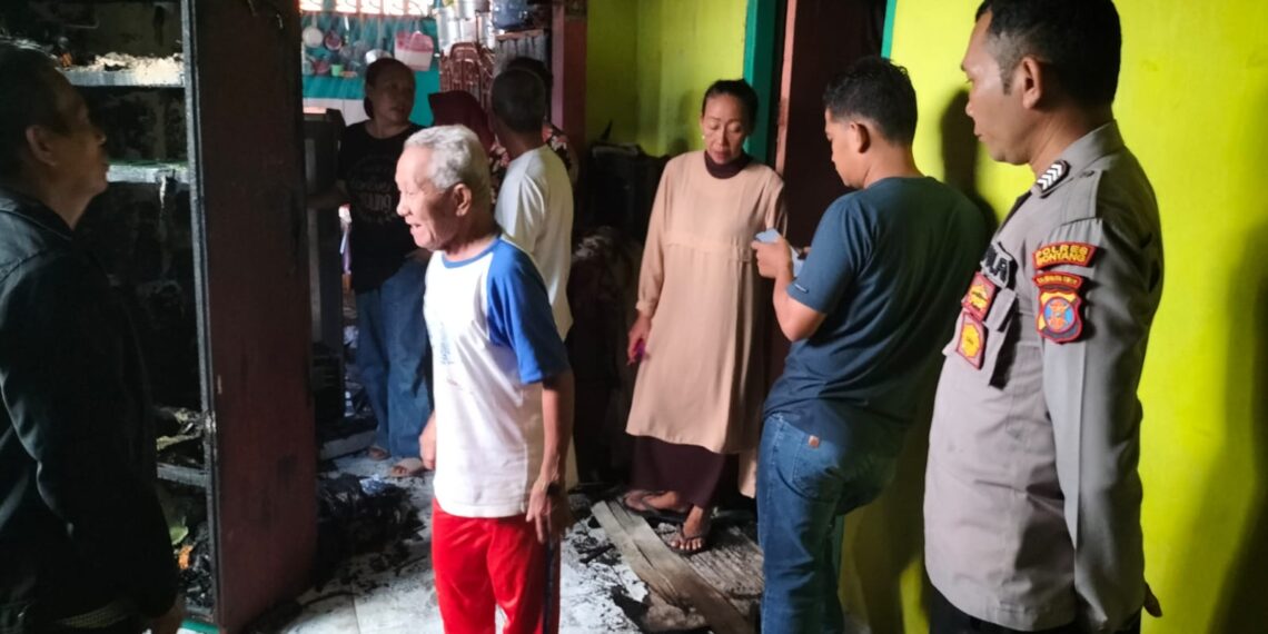 Diduga Korsleting listrik Rumah Warga di Berbas Tengah Nyaris Ludes Terbakar Api