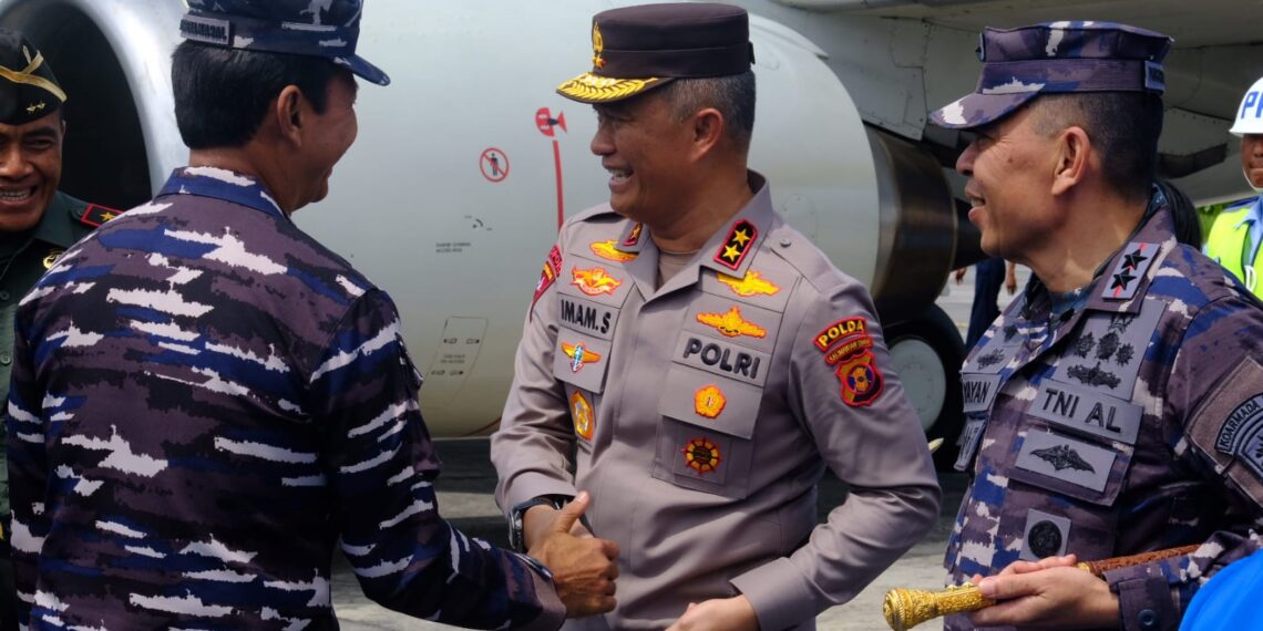 Kapolda Kaltim Hadiri Penjemputan KSAL di Lanud Dhomber Balikpapan