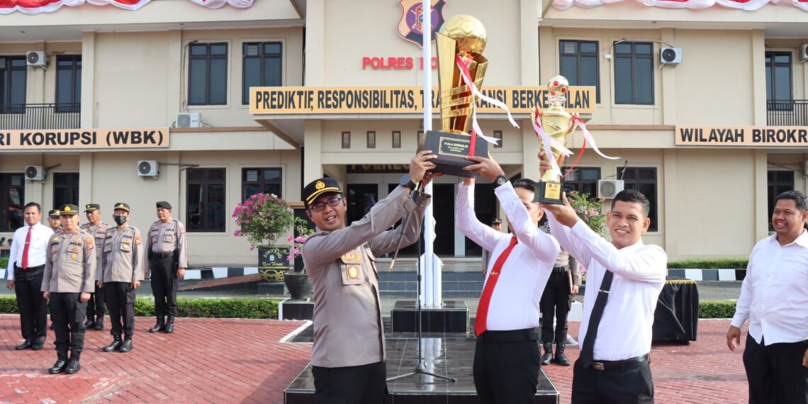 Kami Bangga: Piala Bergilir Walikota Cup 2023 diserahkan Kepada Kapolres Bontang oleh Club Bhayangkara FC