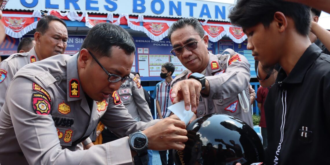 Kapolres Bontang Secara Simbolis Serahkan SIM Kepada Penyandang Disabilitas Tuna Rungu