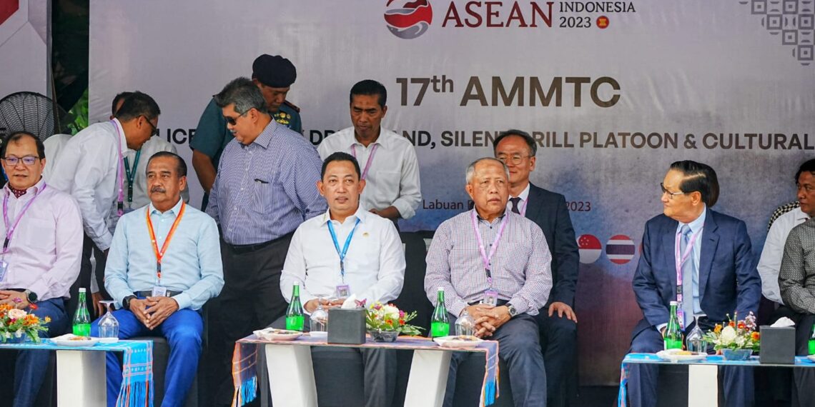 Kapolri Jamu Delegasi AMMTC Nikmati Sunset di Labuan Bajo