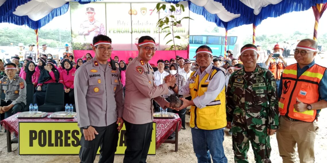 Kapolres Bontang Hadiri Penanaman Pohon Sejak Dini Secara Serentak