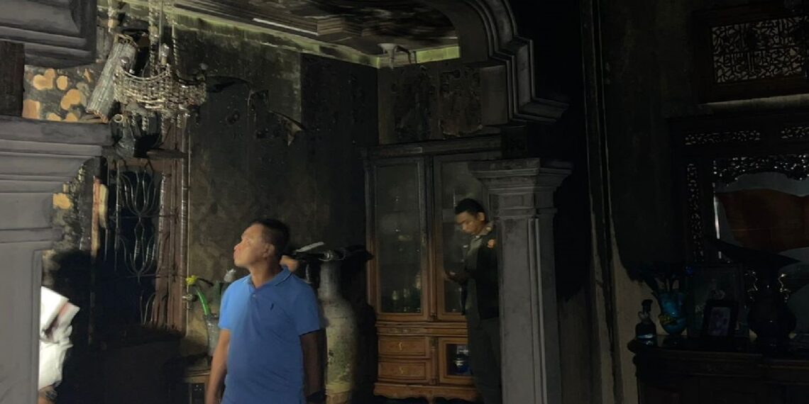 Baru Saja Ditinggal Keluar Pemilik, Rumah Lantai Tiga Terbakar